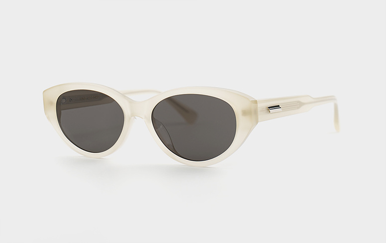 Horn XO Col.2 Ivory-Smog (2).jpg