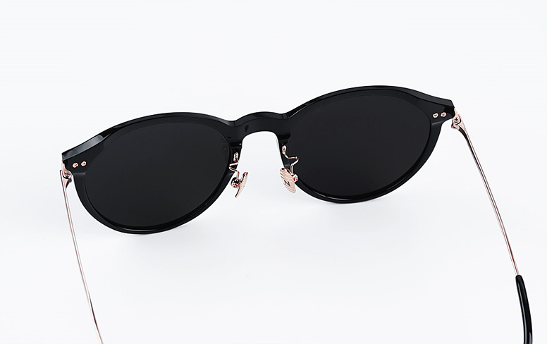 Kissing HACE Col.4 Black-Gold_Smog (4).jpg